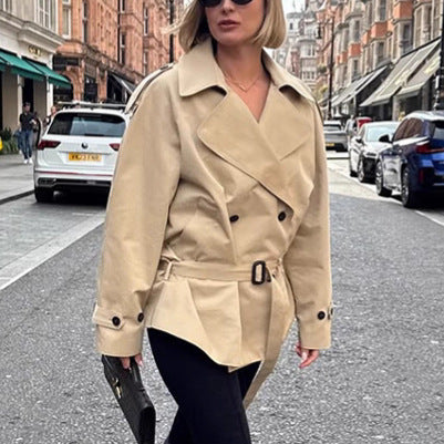 Damernas trendiga trenchcoatjacka med bälte och generös passform Mirla-Eva Jonsson