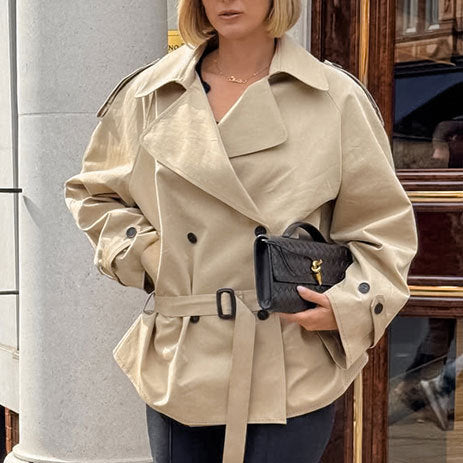 Damernas trendiga trenchcoatjacka med bälte och generös passform Mirla-Eva Jonsson