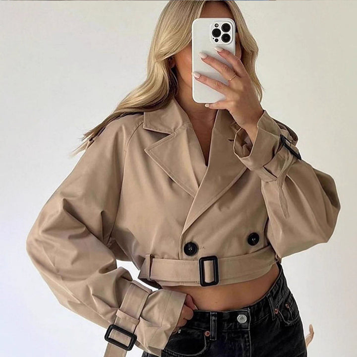 Damernas trendiga trenchjacka med bälte och oversized passform Mirla-Eva Jonsson