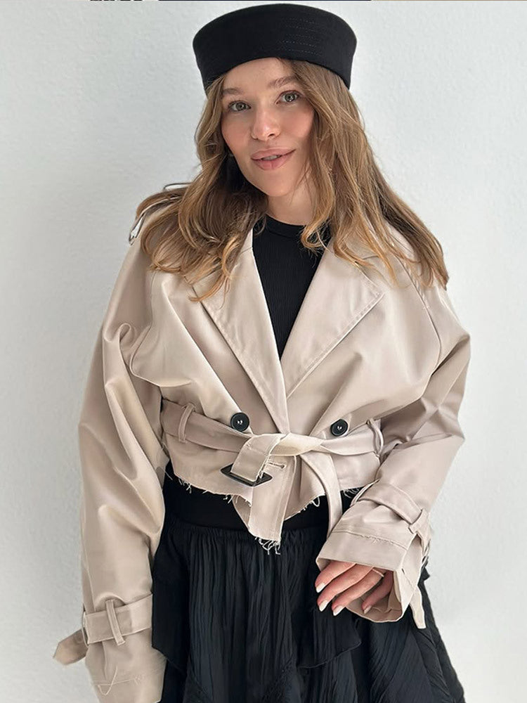 Damernas trendiga trenchjacka med bälte och oversized passform Mirla-Eva Jonsson