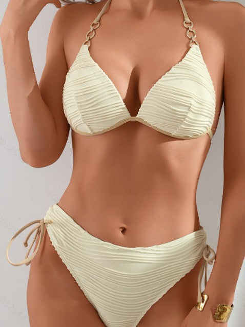 Damernas triangel-bikini-set med volangdetaljer och trendiga snörningar Mirla-Eva Jonsson