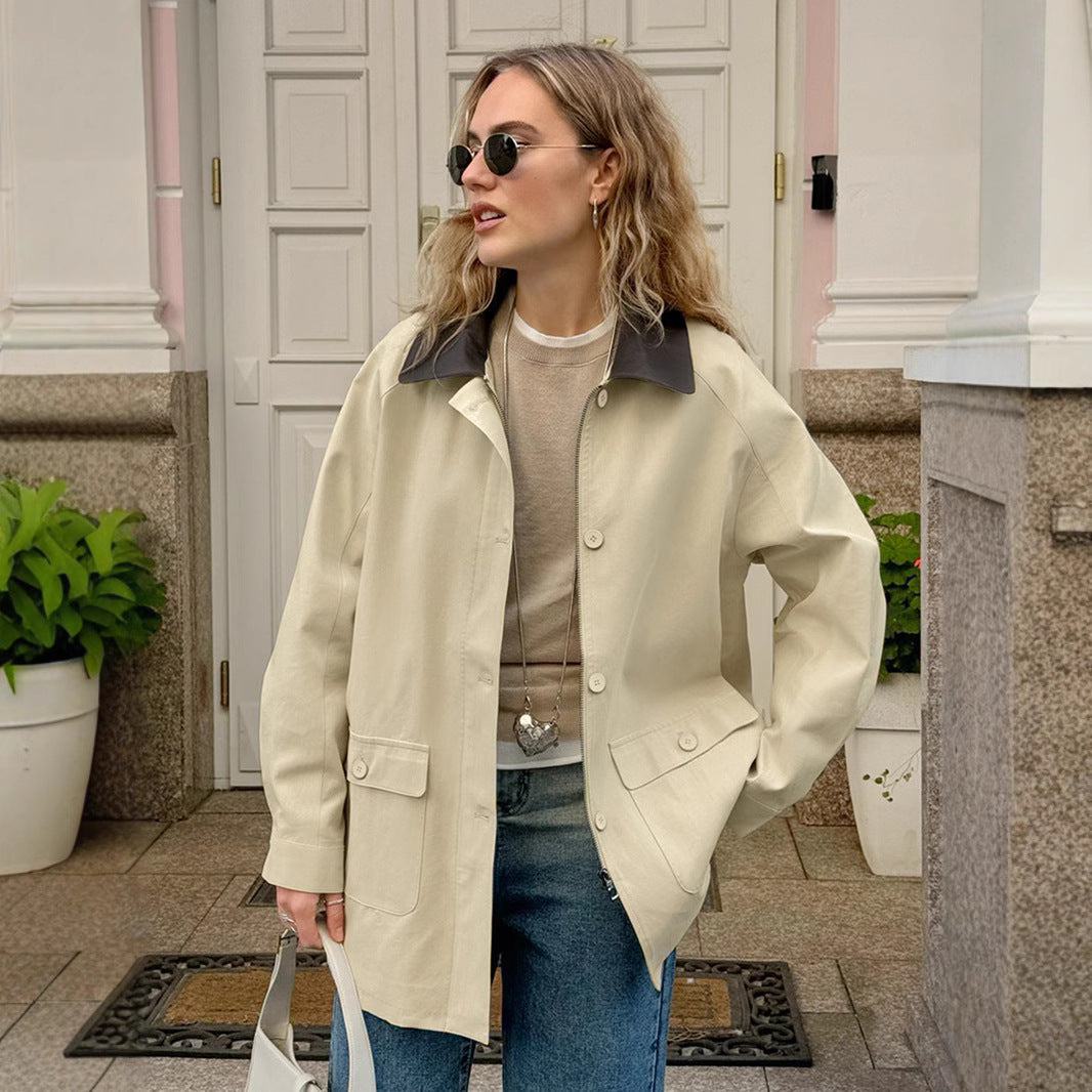 Damernas urbaner utility-kappa med kontrasterande krage och praktiska fickor Mirla-Eva Jonsson