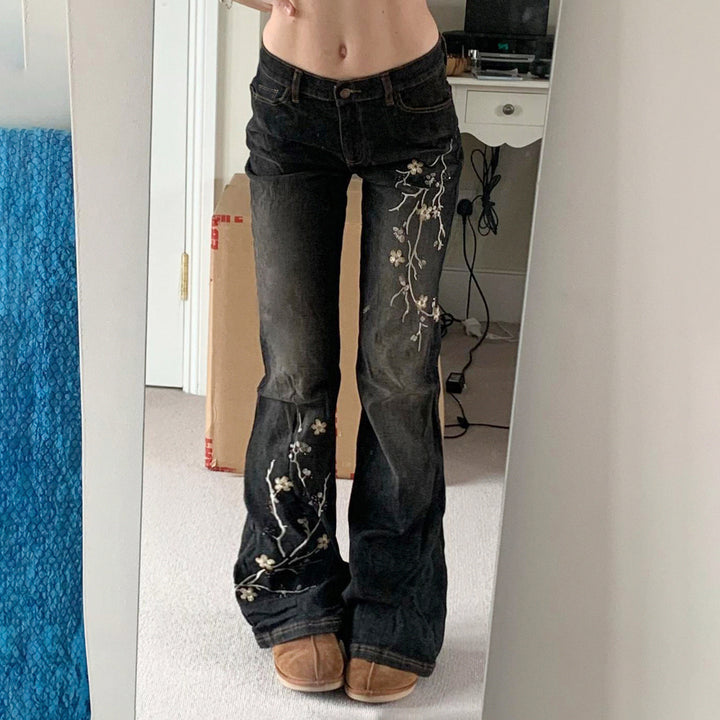 Damernas utsvängda jeans med blommig broderidesign och hög midja Mirla-Eva Jonsson