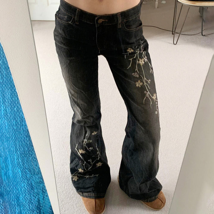 Damernas utsvängda jeans med blommig broderidesign och hög midja Mirla-Eva Jonsson
