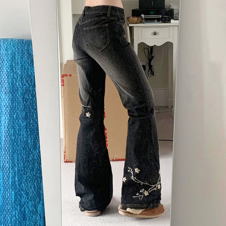 Damernas utsvängda jeans med blommig broderidesign och hög midja Mirla-Eva Jonsson