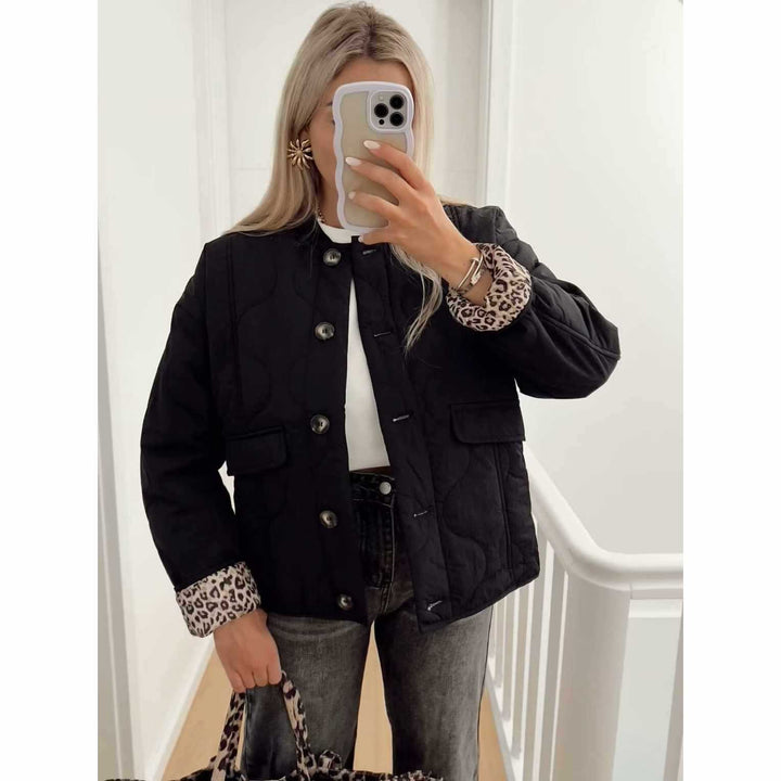 Damernas vadderad övergångsjacka med praktiska fickor och elegant design Mirla-Eva Jonsson