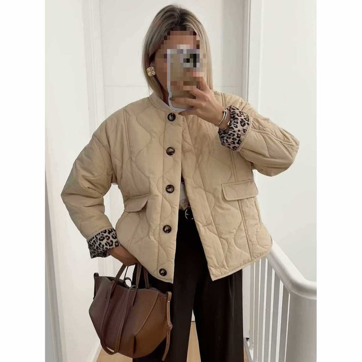 Damernas vadderad övergångsjacka med praktiska fickor och elegant design Mirla-Eva Jonsson