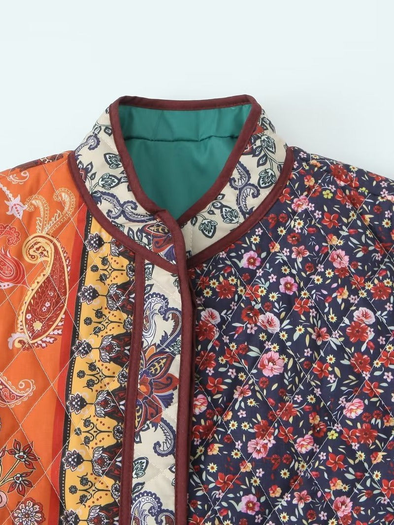 Damernas vadderad patchworkjacka med blommönster och praktiska fickor Mirla-Eva Jonsson