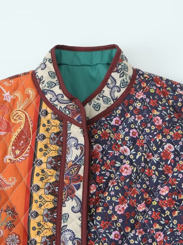 Damernas vadderad patchworkjacka med blommönster och praktiska fickor Mirla-Eva Jonsson