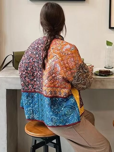 Damernas vadderad patchworkjacka med blommönster och praktiska fickor Mirla-Eva Jonsson