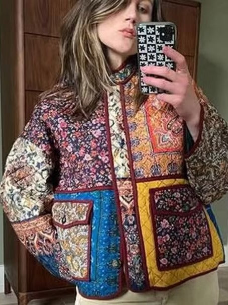 Damernas vadderad patchworkjacka med blommönster och praktiska fickor Mirla-Eva Jonsson