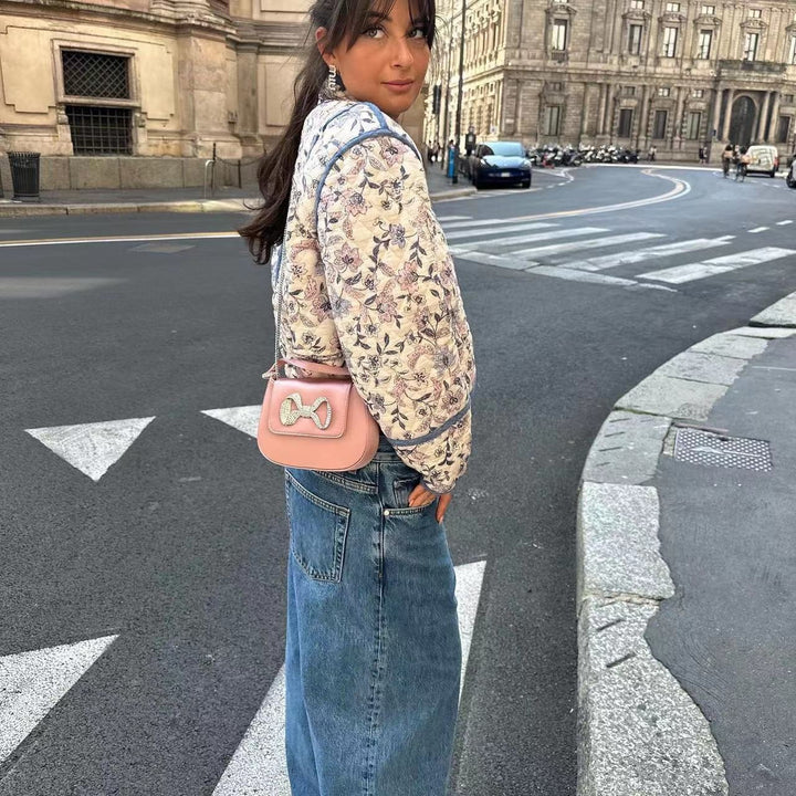 Damernas vadderade korta jacka med blommigt mönster och kontraststygn Mirla-Eva Jonsson