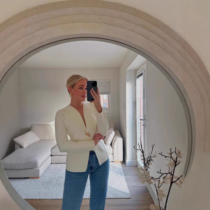 Damernas vikjacka med modern V-ringning och eleganta knappdetaljer Mirla-Eva Jonsson