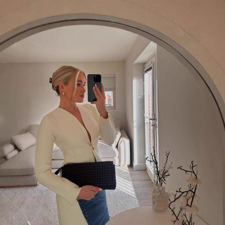 Damernas vikjacka med modern V-ringning och eleganta knappdetaljer Mirla-Eva Jonsson