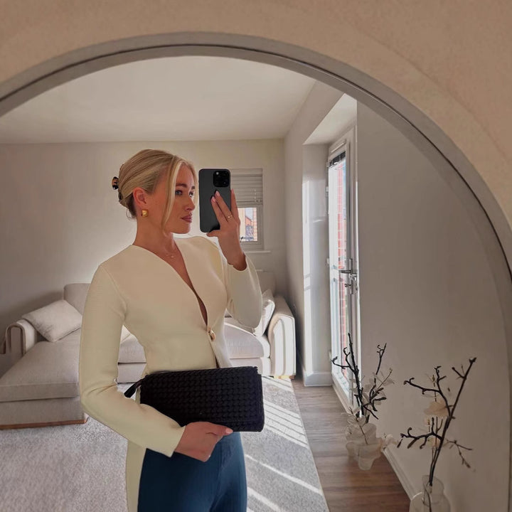 Damernas vikjacka med modern V-ringning och eleganta knappdetaljer Mirla-Eva Jonsson