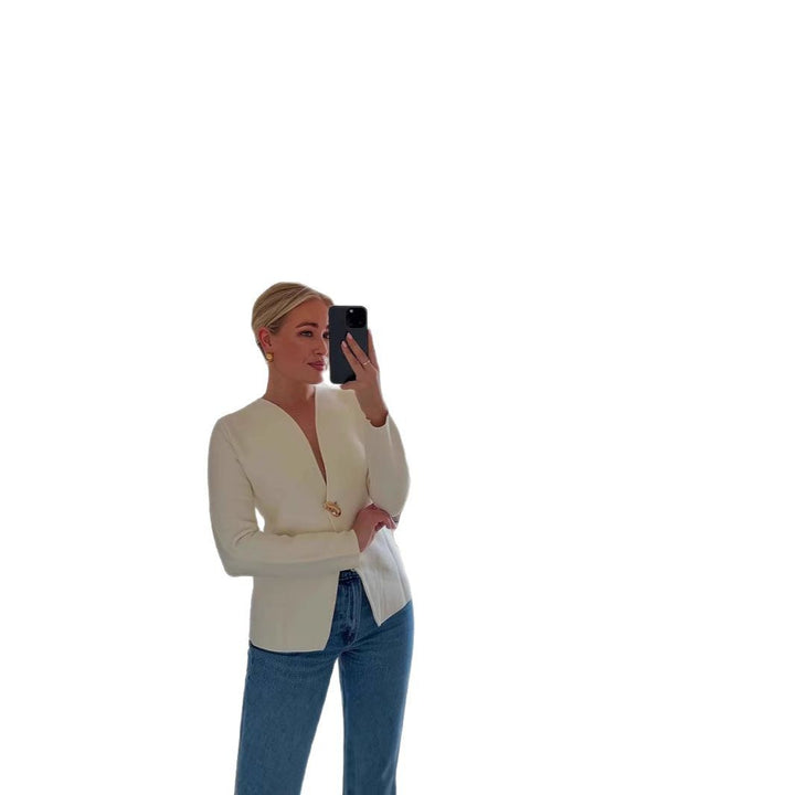 Damernas vikjacka med modern V-ringning och eleganta knappdetaljer Mirla-Eva Jonsson