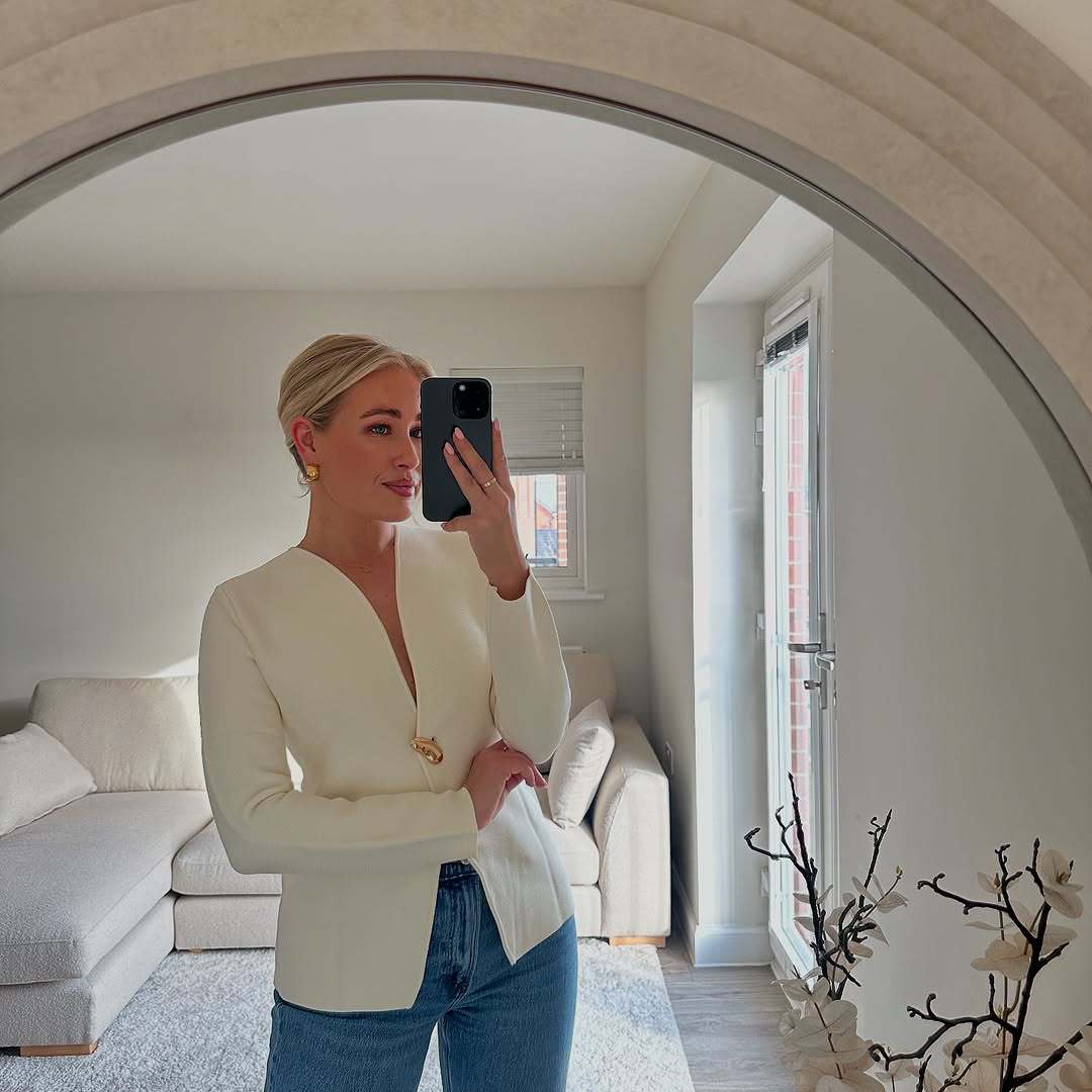 Damernas vikjacka med modern V-ringning och eleganta knappdetaljer Mirla-Eva Jonsson