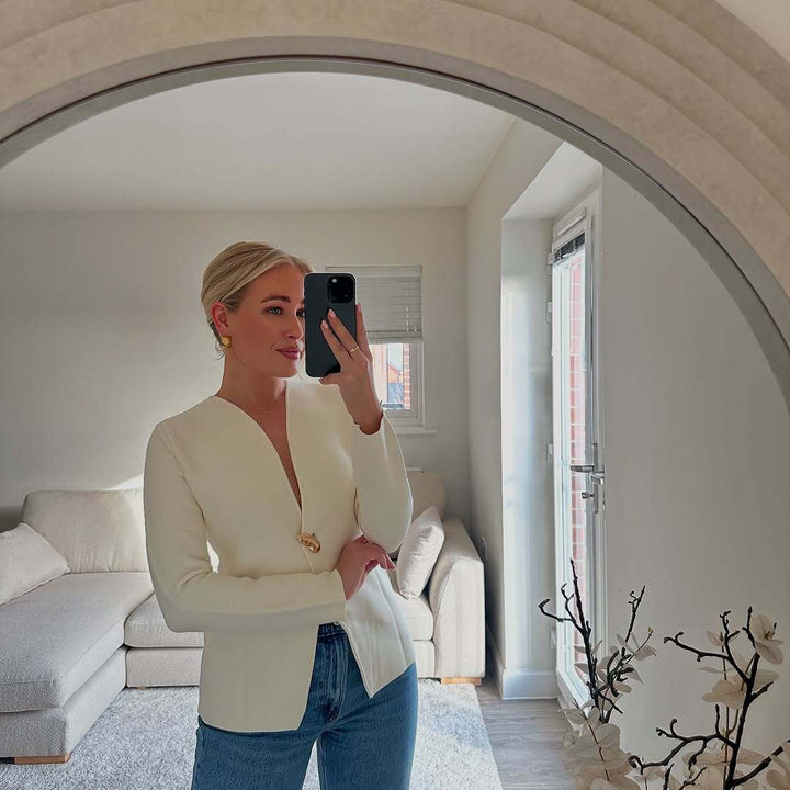 Damernas vikjacka med modern V-ringning och eleganta knappdetaljer Mirla-Eva Jonsson
