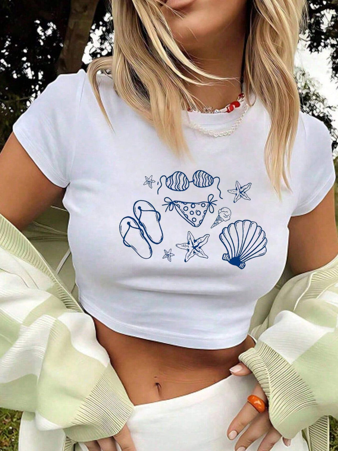 Damers Crop-T-Shirt med konstnärligt läppmotiv och kreativt tryck Mirla-Eva Jonsson