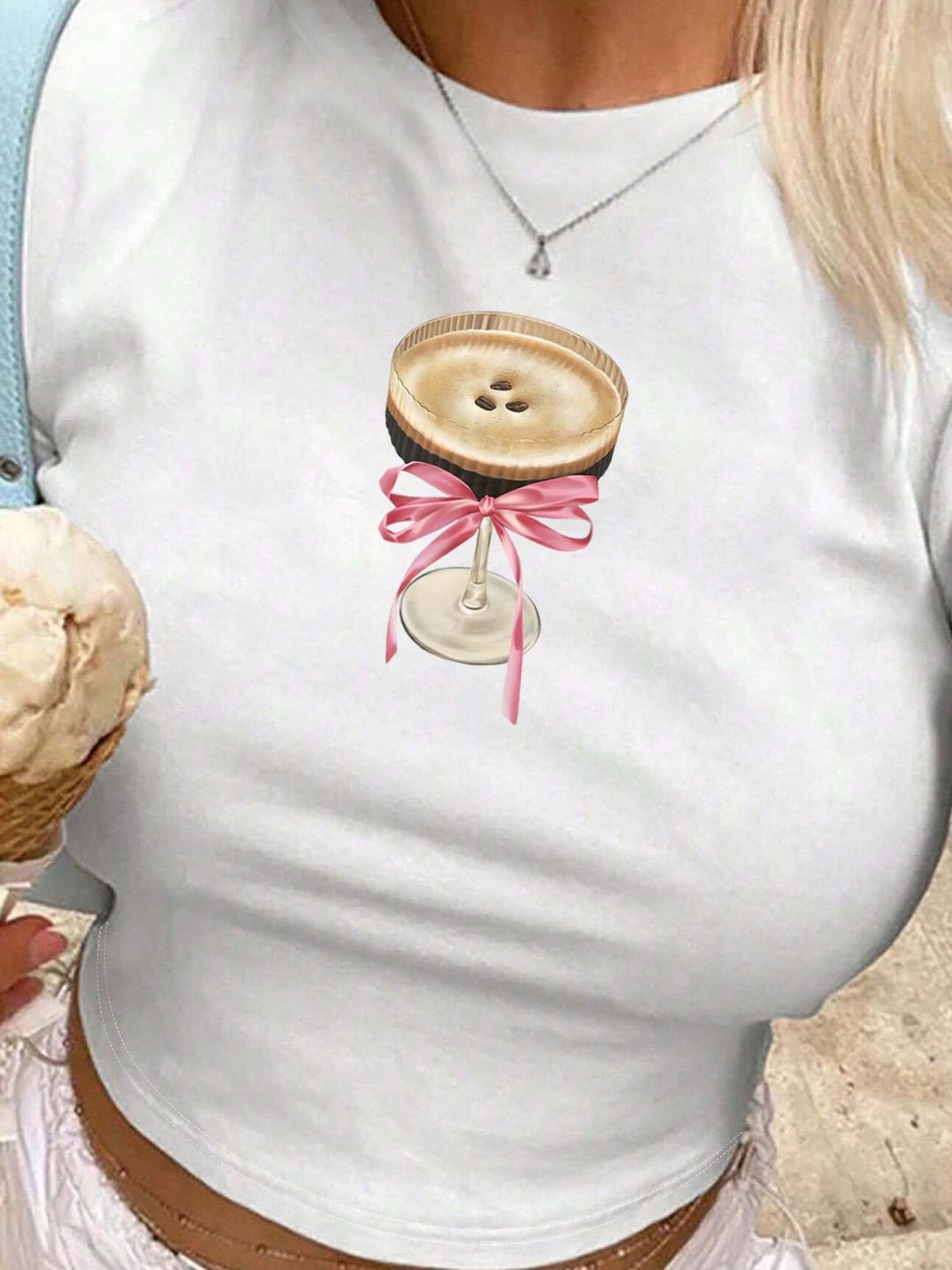 Damers Crop-T-Shirt med konstnärligt läppmotiv och kreativt tryck Mirla-Eva Jonsson