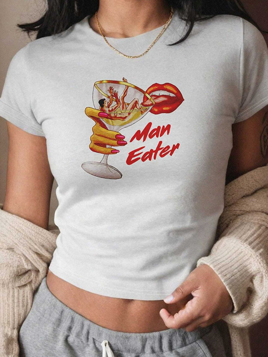 Damers Crop-T-Shirt med konstnärligt läppmotiv och kreativt tryck Mirla-Eva Jonsson