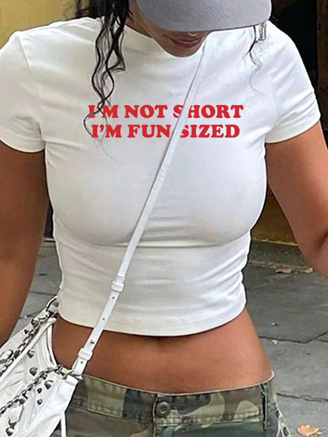 Damers Crop-T-Shirt med konstnärligt läppmotiv och kreativt tryck Mirla-Eva Jonsson