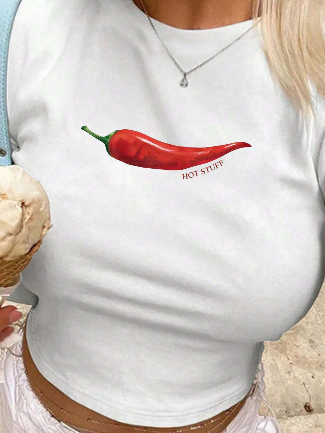 Damers Crop-T-Shirt med konstnärligt läppmotiv och kreativt tryck Mirla-Eva Jonsson