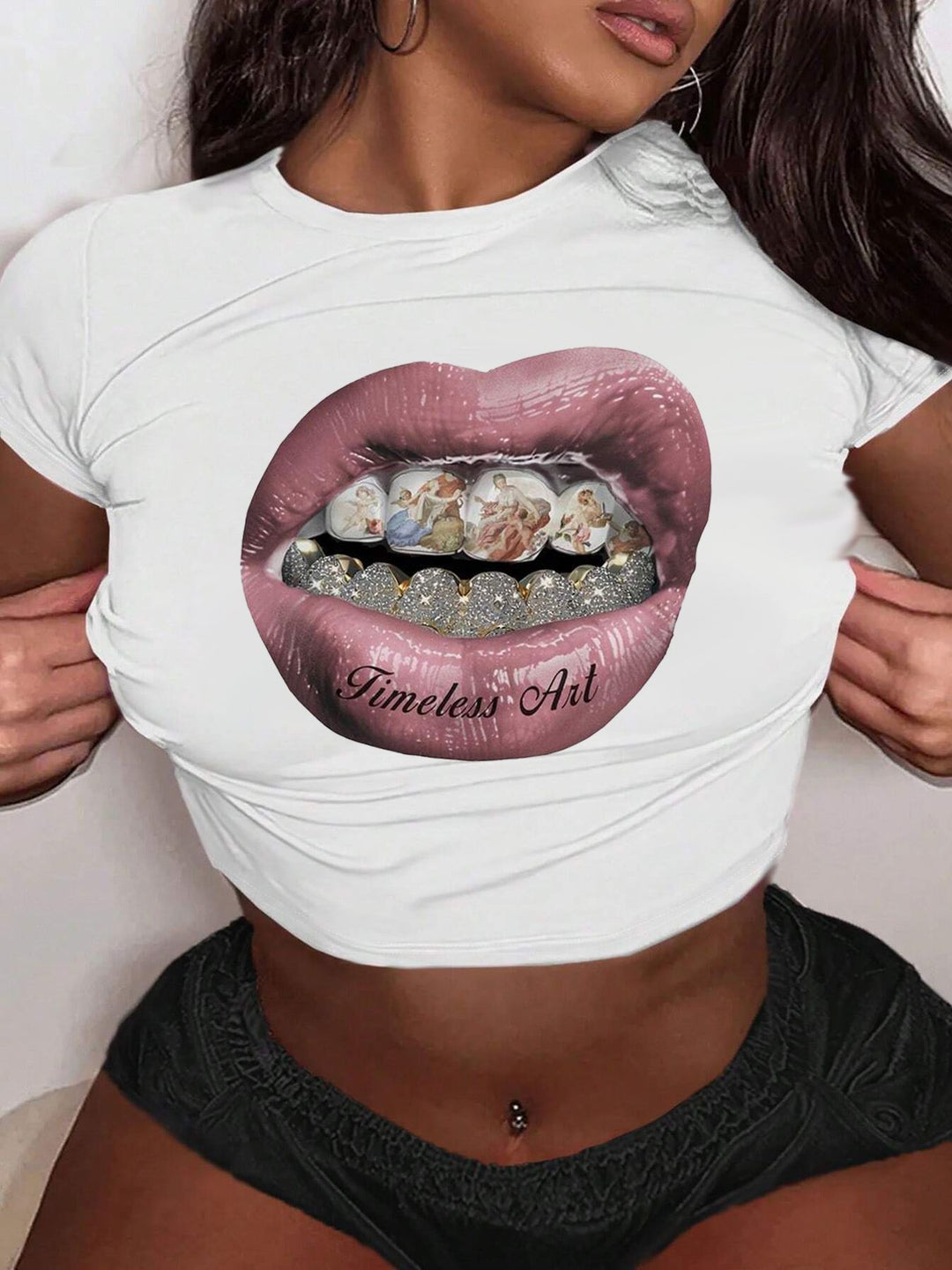 Damers Crop-T-Shirt med konstnärligt läppmotiv och kreativt tryck Mirla-Eva Jonsson