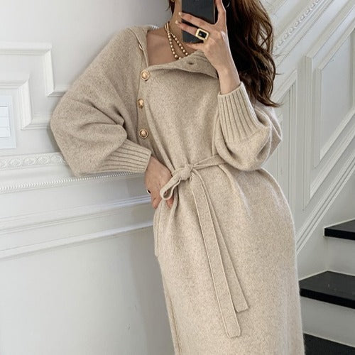 Damers Mode Stickad Klänning med Hög Krage och Eleganta Knappar Detaljer Mirla-Eva Jonsson