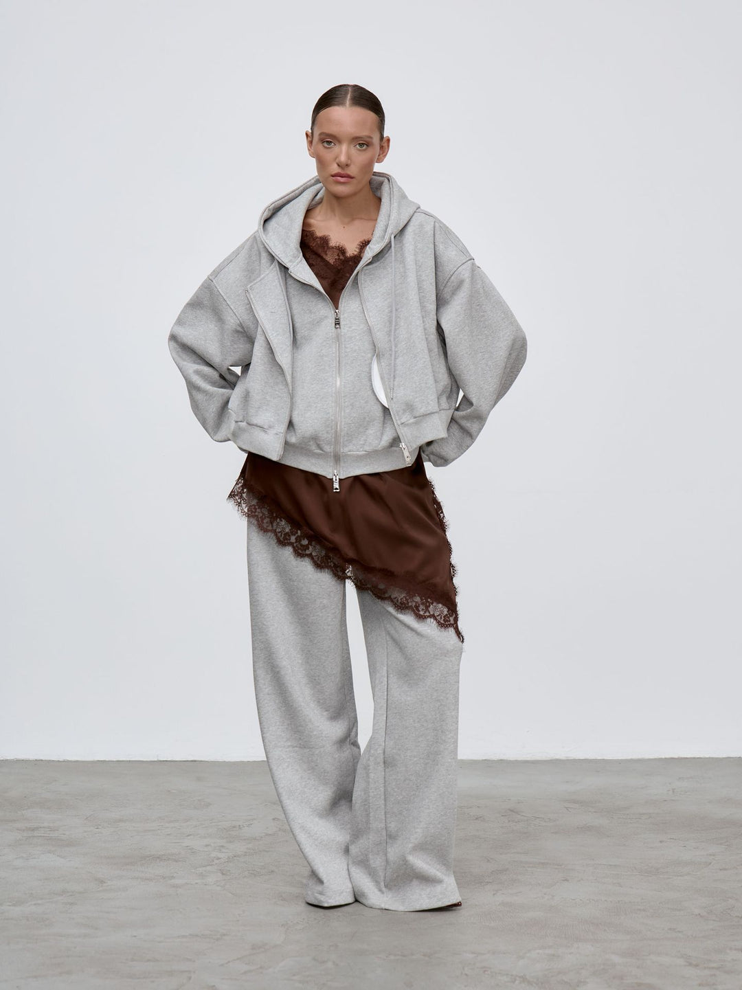 Damers Oversized Hoodie Jacka med Generösa Fickor och Stilren Design Mirla-Eva Jonsson