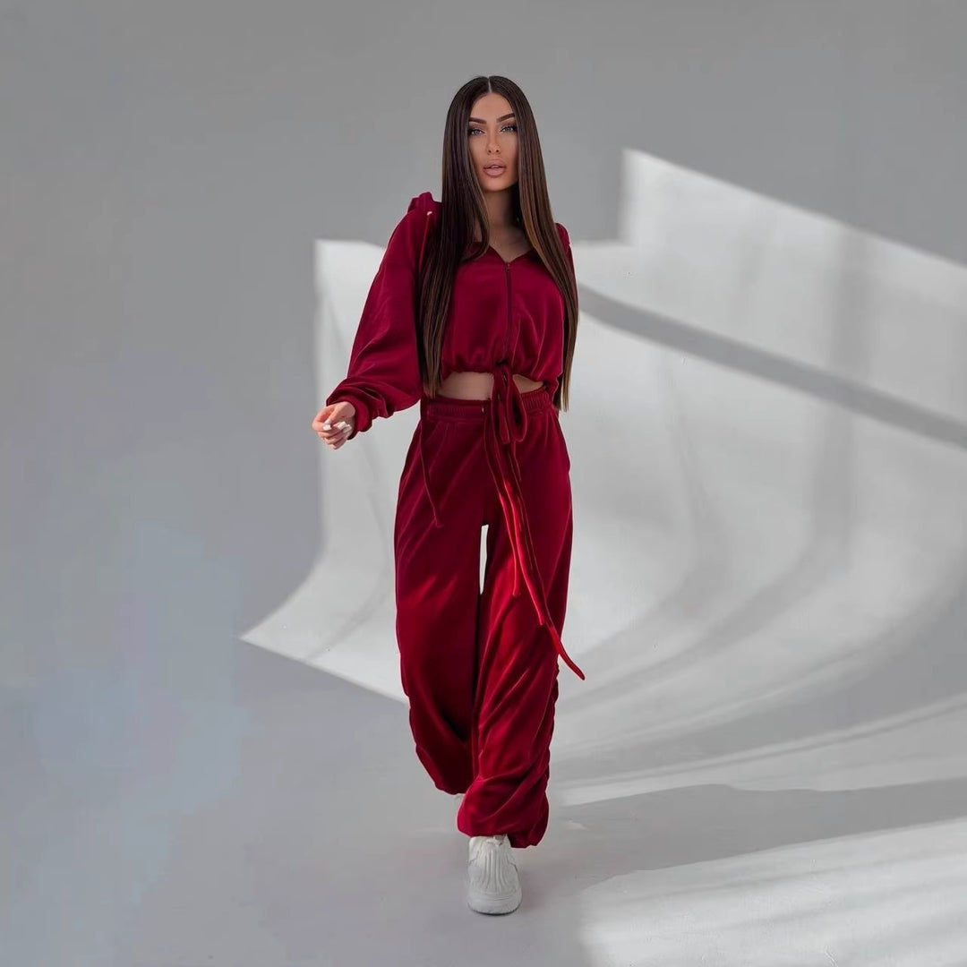 Damers avslappnade hoodie set med kort topp och bekväma byxor Mirla-Eva Jonsson
