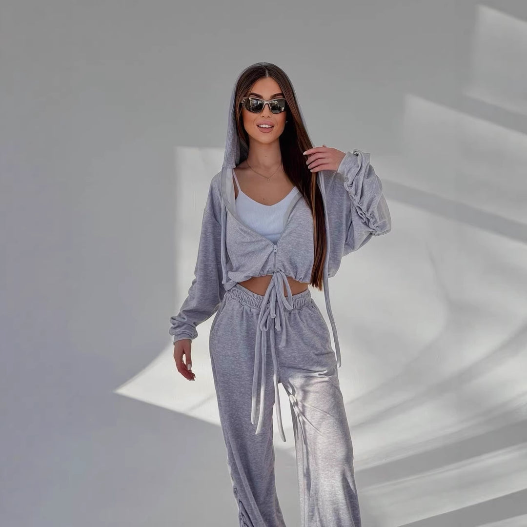 Damers avslappnade hoodie set med kort topp och bekväma byxor Mirla-Eva Jonsson