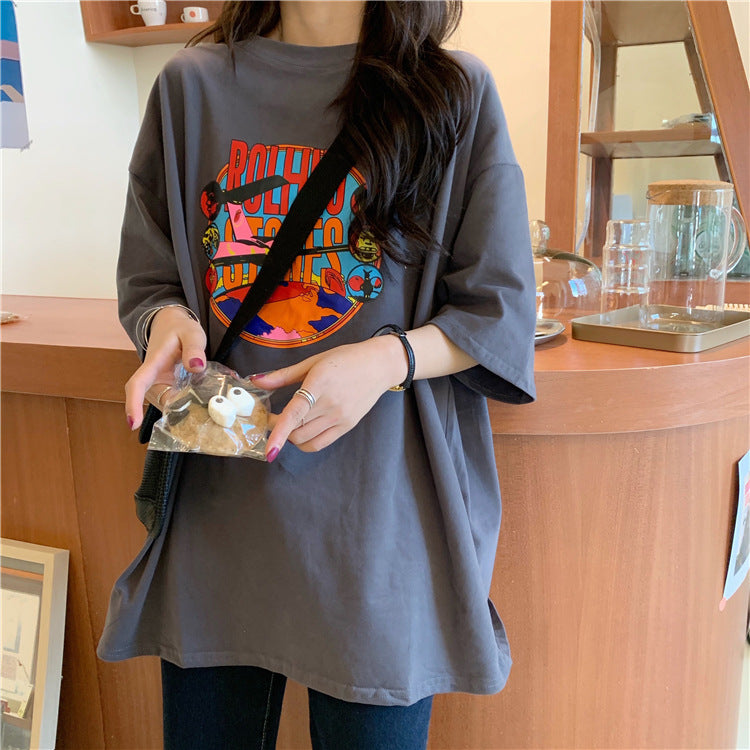 Damers grafiska t-shirtklänning med avslappnad skärning och modern design-Eva Jonsson