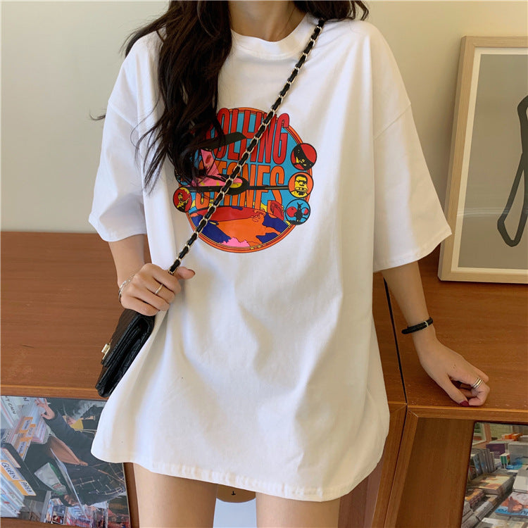 Damers grafiska t-shirtklänning med avslappnad skärning och modern design-Eva Jonsson