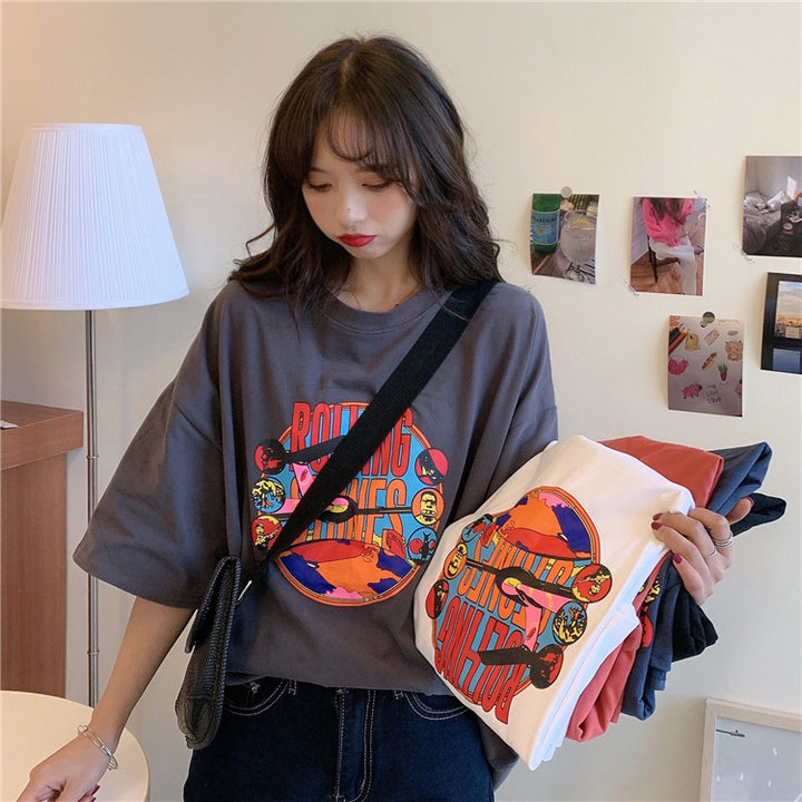 Damers grafiska t-shirtklänning med avslappnad skärning och modern design-Eva Jonsson