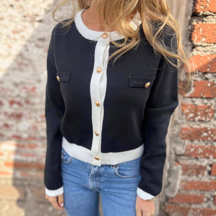 Damers moderiktiga kofta med texturerad design och gyllene knappar Mirla-Eva Jonsson