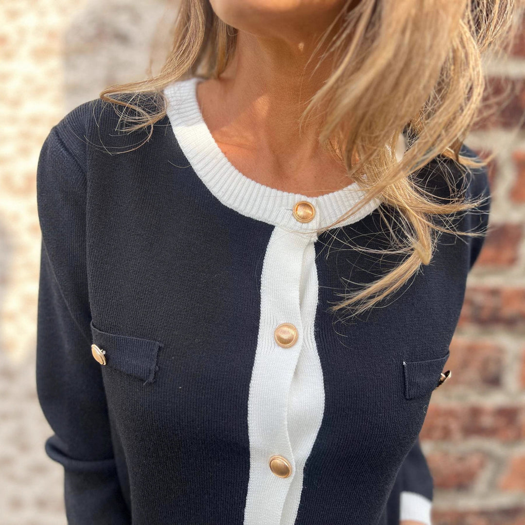 Damers moderiktiga kofta med texturerad design och gyllene knappar Mirla-Eva Jonsson