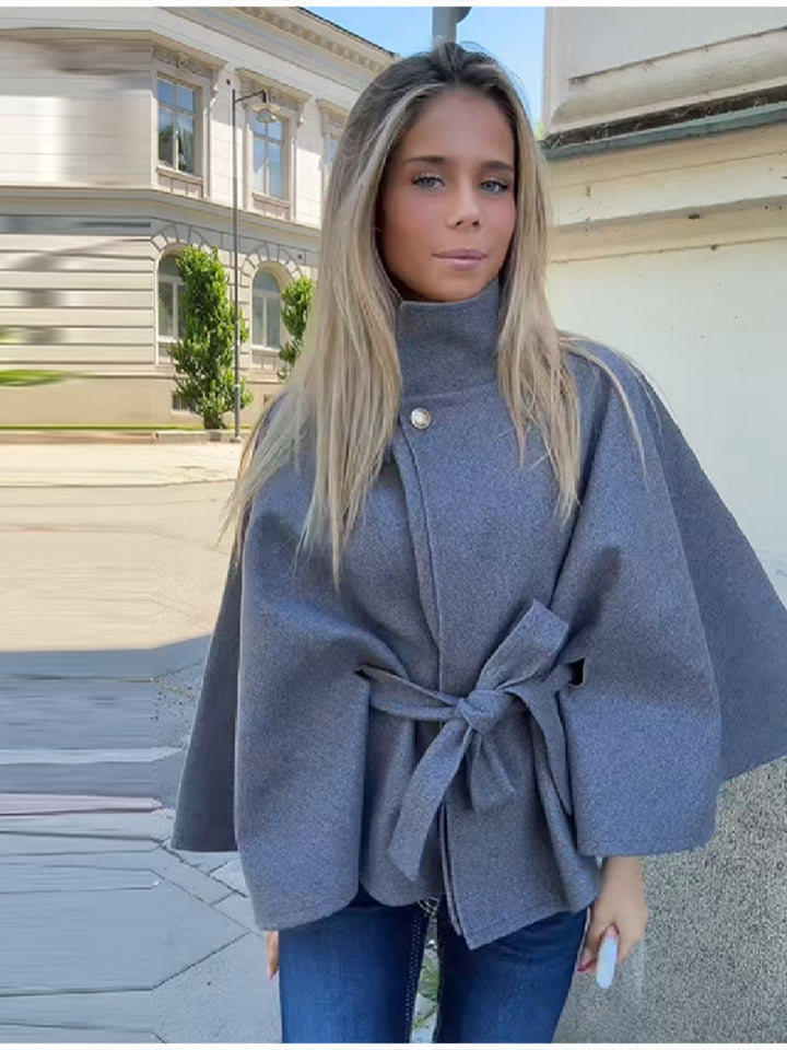 Damers moderna omslagsrock med bälte och vida ärmar Mirla-Eva Jonsson