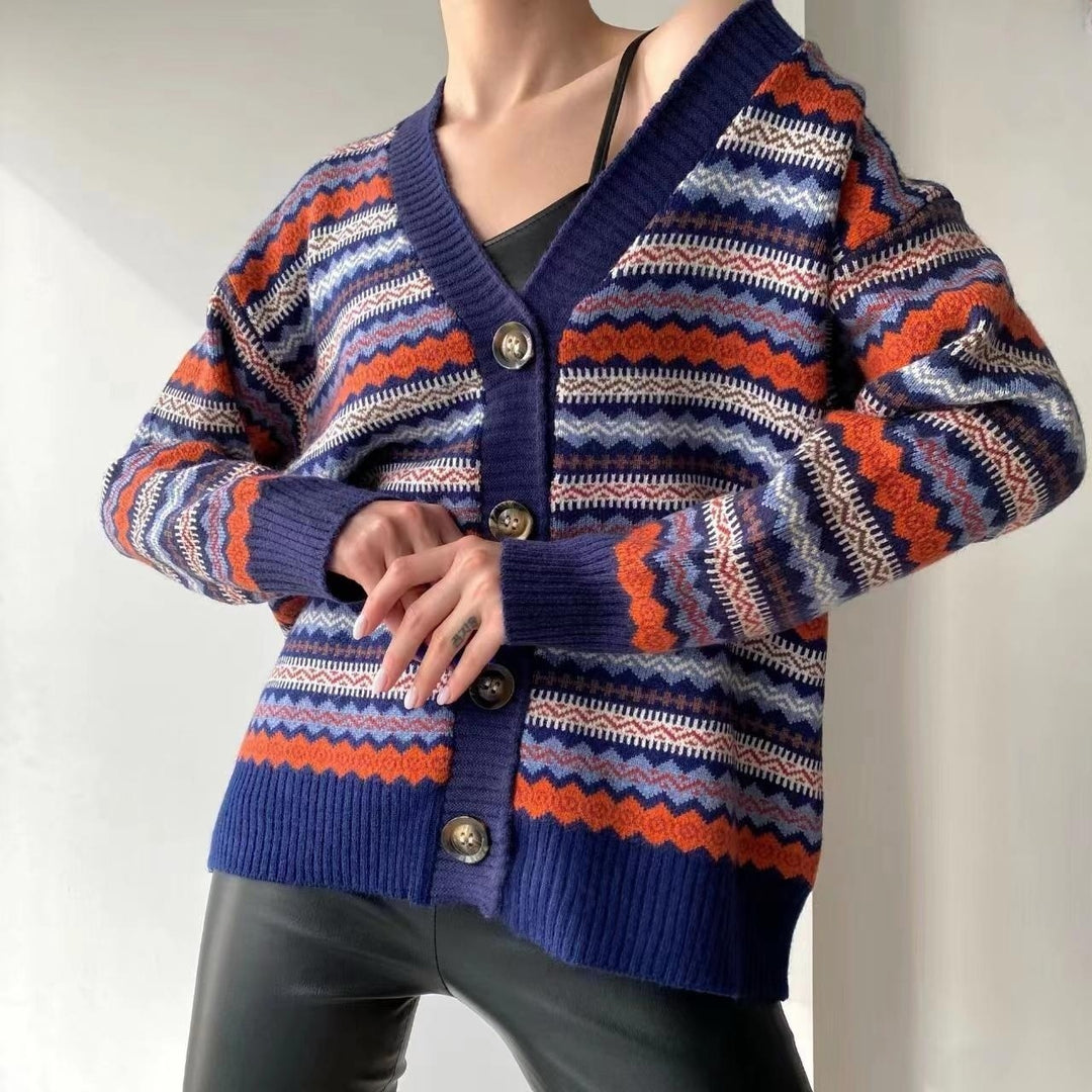 Damers modiga stickade jacka med grafiskt mönster och knapplist Mirla-Eva Jonsson