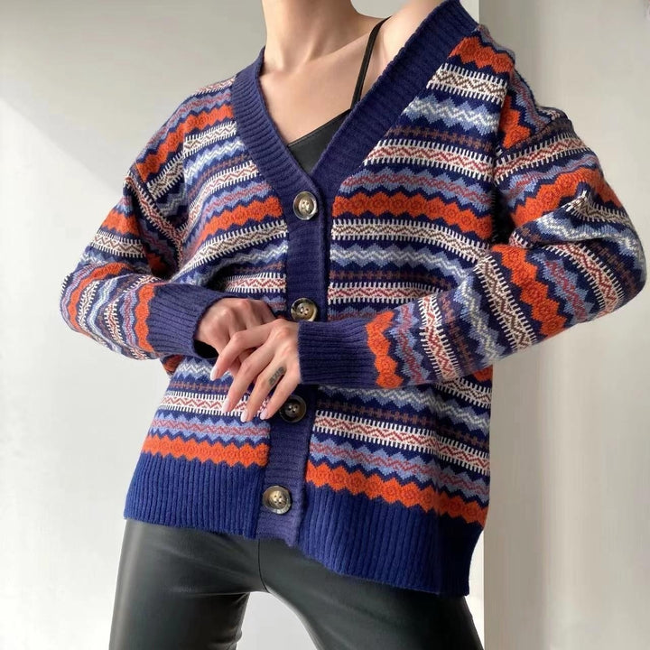 Damers modiga stickade jacka med grafiskt mönster och knapplist Mirla-Eva Jonsson