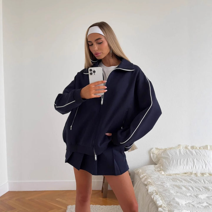 Damers sportiga ensemble med oversized jacka och korta byxor Mirla-Eva Jonsson