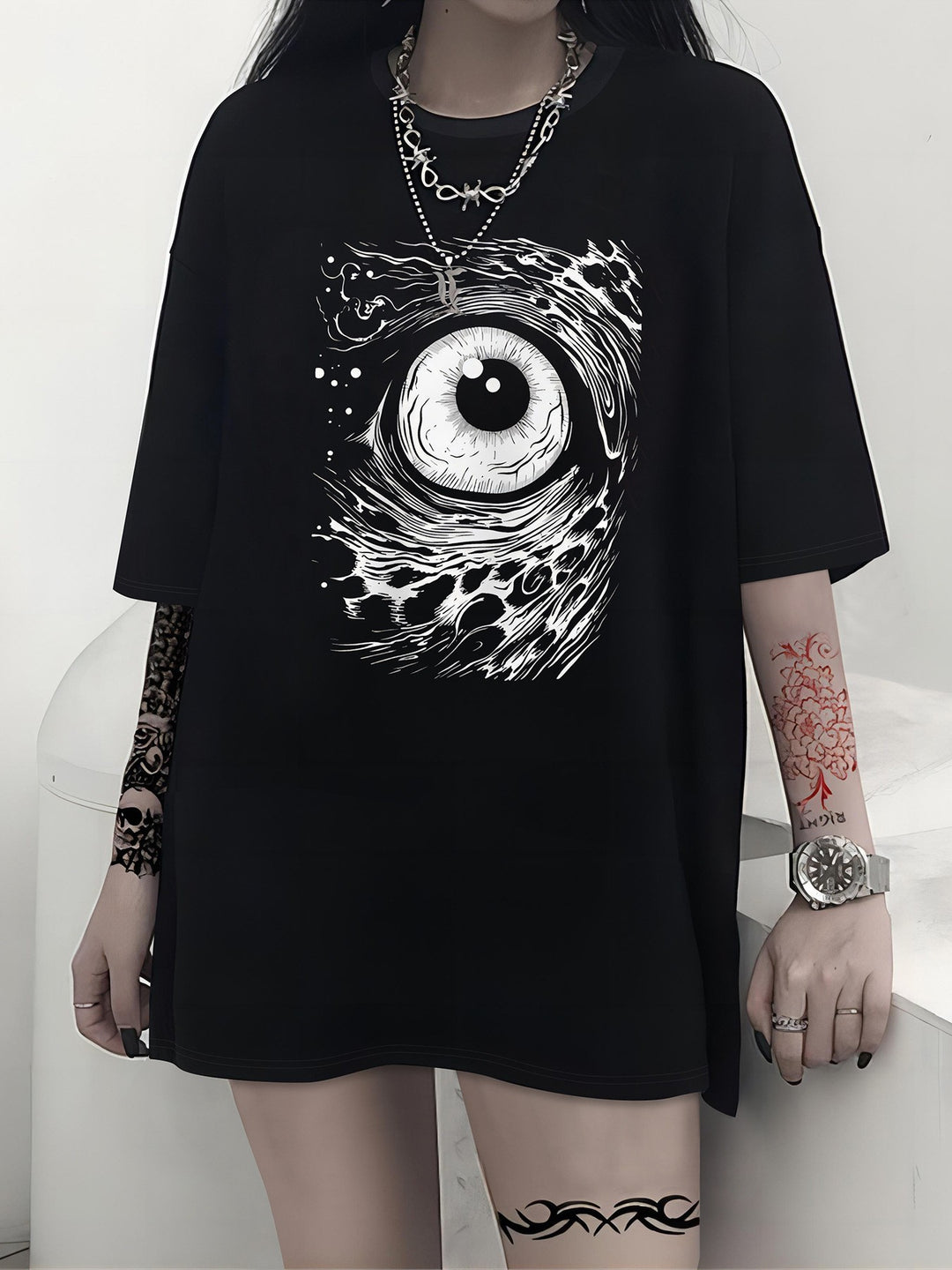 Dames T-shirt met artistiek skelettemotief en unieke druk Mirla-Eva Jonsson
