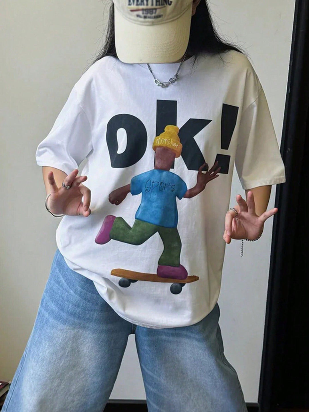 Dames T-shirt met artistiek skelettemotief en unieke druk Mirla-Eva Jonsson