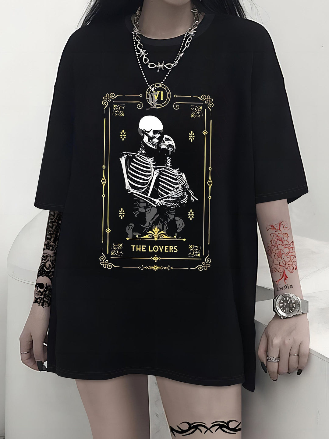 Dames T-shirt met artistiek skelettemotief en unieke druk Mirla-Eva Jonsson