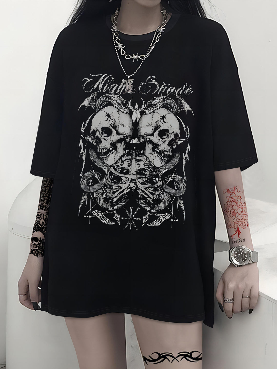 Dames T-shirt met artistiek skelettemotief en unieke druk Mirla-Eva Jonsson