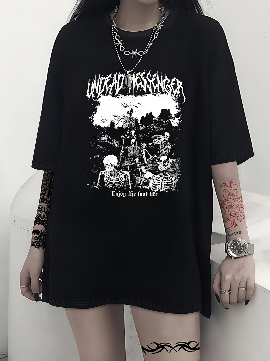 Dames T-shirt met artistiek skelettemotief en unieke druk Mirla-Eva Jonsson