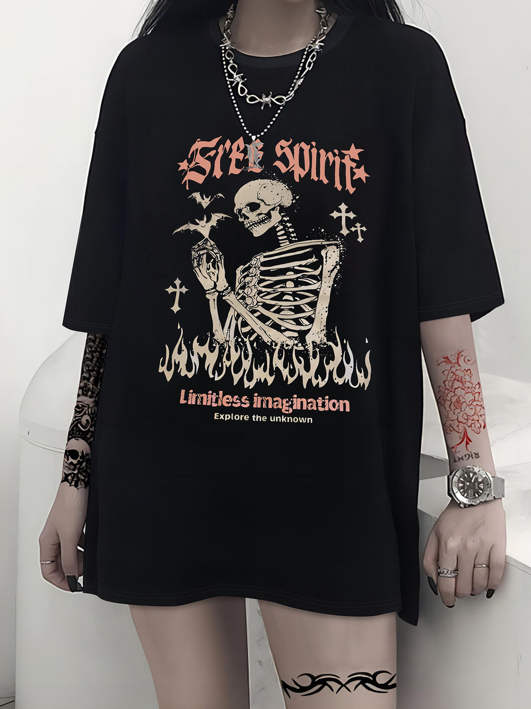 Dames T-shirt met artistiek skelettemotief en unieke druk Mirla-Eva Jonsson