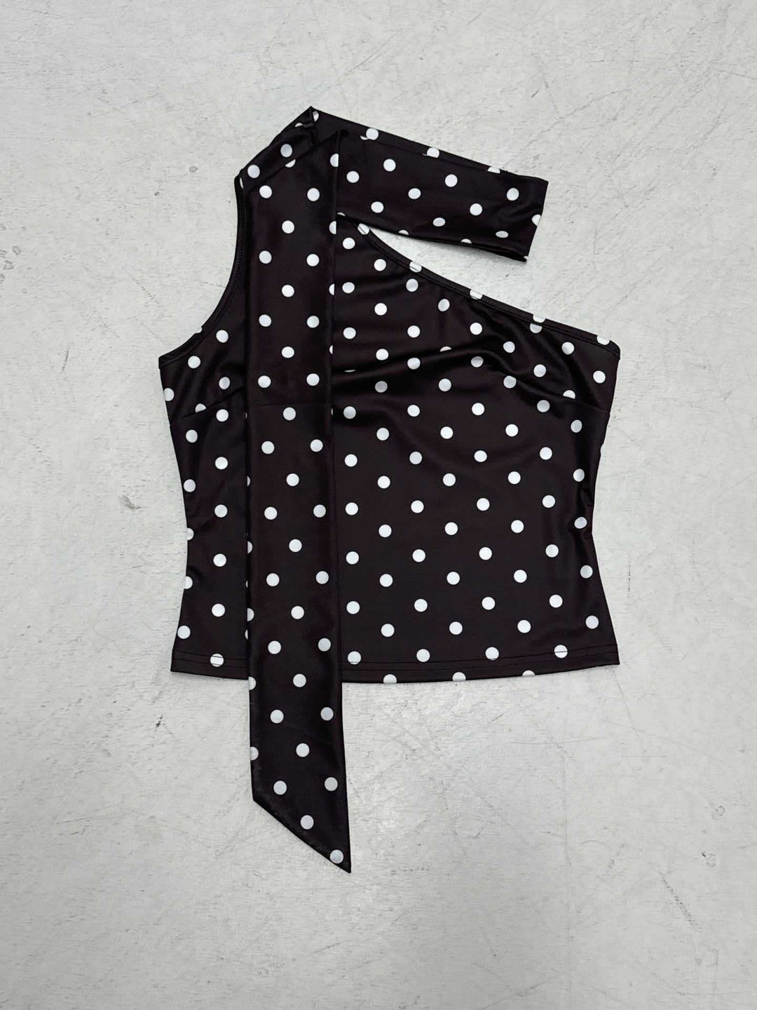 Dames asymmetrisk topp med volangdetaljer och polka-prickmönster Mirla-Eva Jonsson