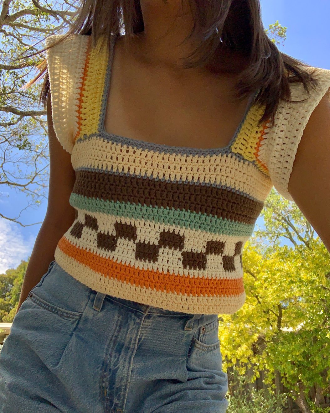 Dames gehaakt Crop Top met kleurrijke streepmotief en vierkante halslijn Mirla-Eva Jonsson