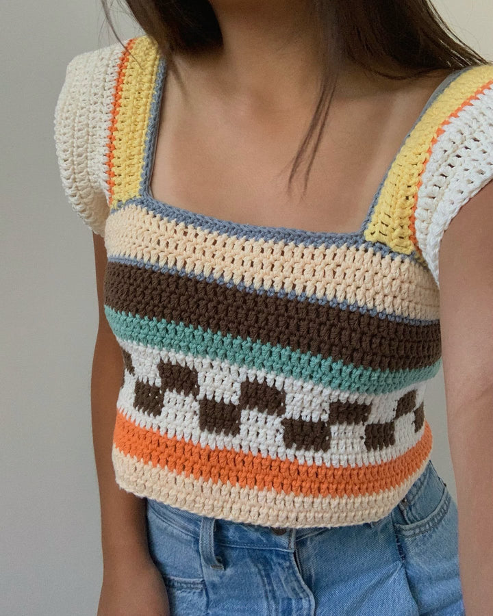 Dames gehaakt Crop Top met kleurrijke streepmotief en vierkante halslijn Mirla-Eva Jonsson
